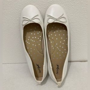 Cat & Jack girls dress shoes white Simple Bow size 4